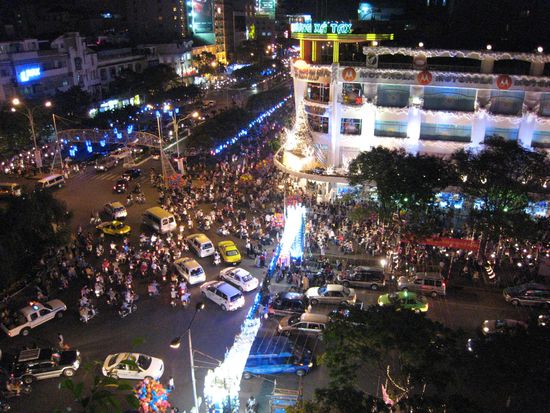 und zum abendessen genossen wir das verrueckte treiben von der dachterasse des rex hotels. die spinnen, die vietnamesen und die mopeds. chris' papa versucht heute noch, alle einmal zu fotografieren