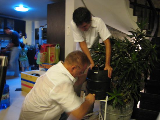 und natuerlich -wie koennte es bei gebe anders sein- gab es zuenftiges fassbier, welches auch tatsaechlich aus dem hahn floss, nachdem chris und gebe alles gegeben haben.