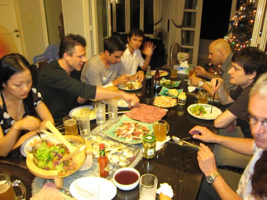 eine muntere weihnachtsrunde aus allen moeglichen deutschen menschen, die es nach vietnam verschlagen hat (warum auch immer...!)