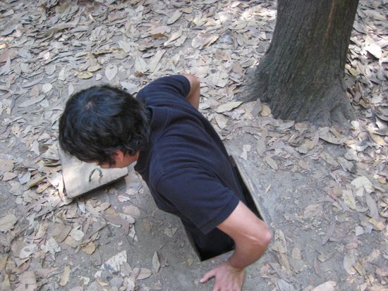 diese luke zeigt den einstieg in einen der tunnel...