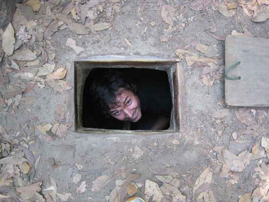 ...und so siehts aus, wenn man mal drin ist... am ende wurde die luke zugemacht (waehrend chris und marc drin waren!) und (was die beiden nicht wussten) mein papa stellte sich auf den deckel. und wieder einmal gibt es erfahrungen, die ich NICHT gemacht haben muss!! respekt!