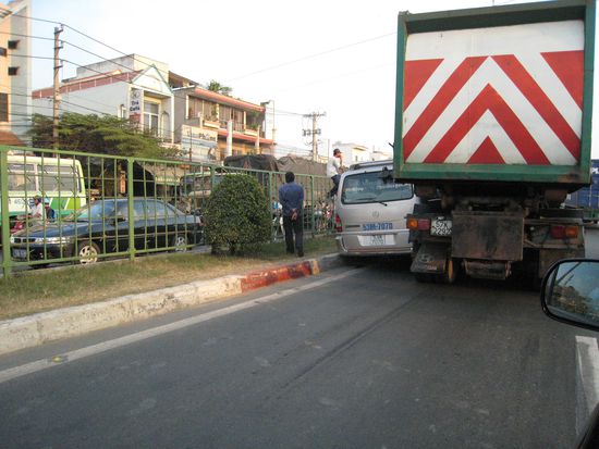 kleiner "engpass" auf dem heimweg, was im unfall endete. eigentlich sagt man ja kein problem in vietnam, der passt schon durch, doch hier hat's wohl nimmer ganz gereicht...