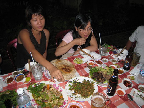 aus neugier probierten wir (fast) alle artig von schlangen-hackfleisch, schlangensuppe und was auch immer... chris mama ass selbst schlangen-leber, da gebe behauptete es waere ein pilz. gehe NIE mit gebe exotisch essen