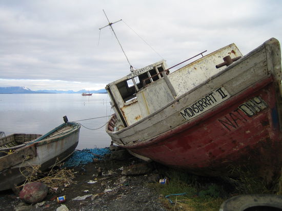 alte kaehne am hafen von puerto natales