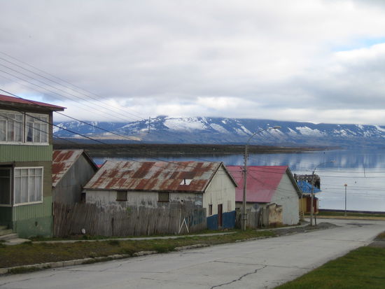 puerto natales liegt wunderbar am meer, drumherum schneebedeckte berge
