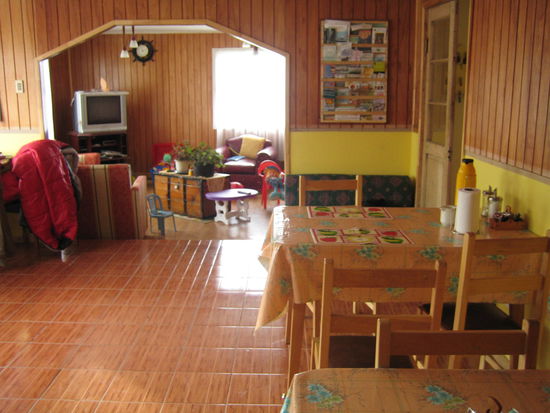 und hier ist alles zusammen: wohnzimmer, spielzimmer fuer die kleine, aufenthaltsraum, esszimmer fuer alle,...