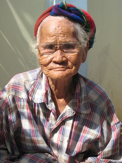 diese alte frau streckte uns am bus ihren leeren hut entgegen, bis sich chris mama erbarmte. dieses gesicht hat sicher schon viel gesehen in seinem leben.