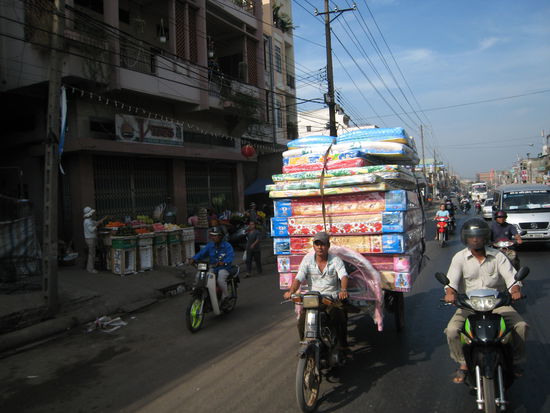 wieder mal ein beispiel fuer grenyenlose transport-kreativitaet, wo man in deutschland sagen wuerde 'das geht nicht!'
