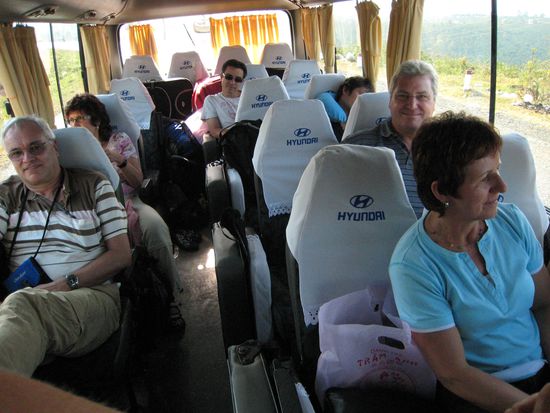 jeder hatte sein plaetzchen und jeder hatte ein schiebefenster um jederzeit fotos zu machen. nur marc machte keine bilder, da er ja gar keine kamera dabei hat...