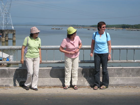 links mit unserer reiseleiterin huong beim versuch, die strasse zu ueberqueren. (nicht lachen, das ist in vietnam gar nicht so einfach bei 6 mio rollern allein in saigon!)