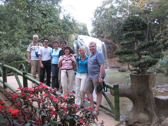 gruppenbild am wasserfall