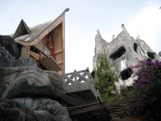 nach deckenstreit und muffel-zimmer konnten sich alle beim (fuer chris und mich ausgiebigem) fruehstueck mit toast, marmelade und kaffee von ihren rueckenschmerzen erhohlen