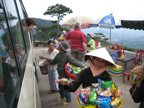 stop an einem aussichtspunkt, wo unsere eltern die bekanntschaft mit dem "geschaeftssinn" der vietnamesen machten.