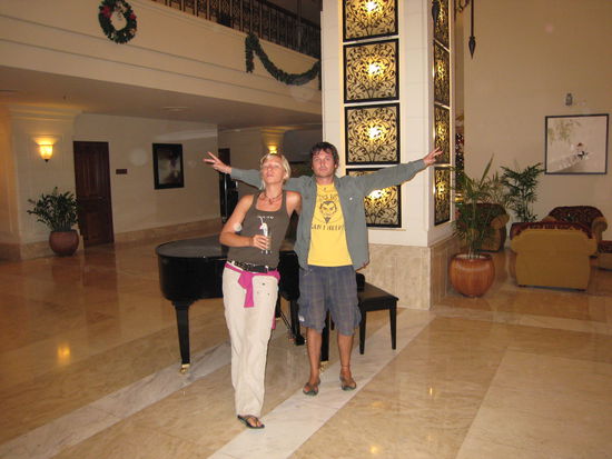 kleine pose am fluegel in der lobby (es ist mir schleierhaft, wie wir uns wieder umgewoehnen sollen...)