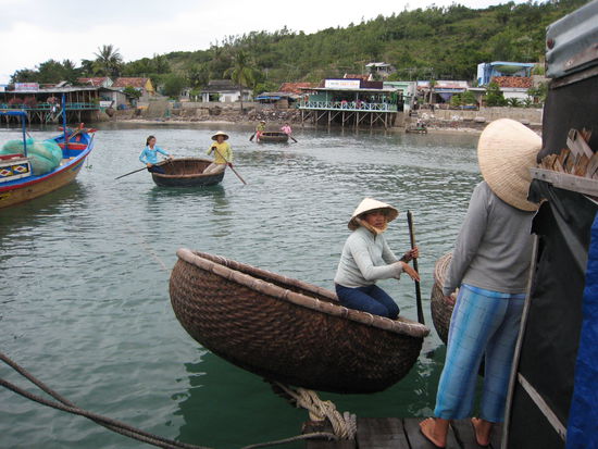 die frauen liessen nicht locker uns ihre schalen anzudrehen