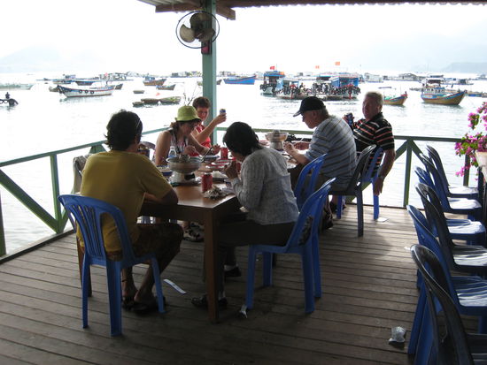 und so sieht ein einfaches "seefood" restaurant hier aus, wo der fisch wirklich fangfrisch auf den teller kommt.