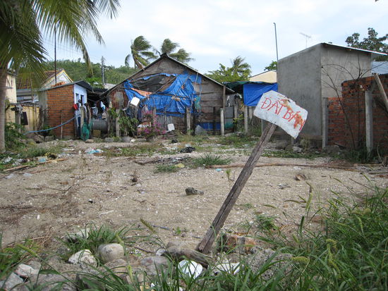 dies ist ein bauplatz, der zum verkauf steht. und in deutschland beklagen wir uns noch!