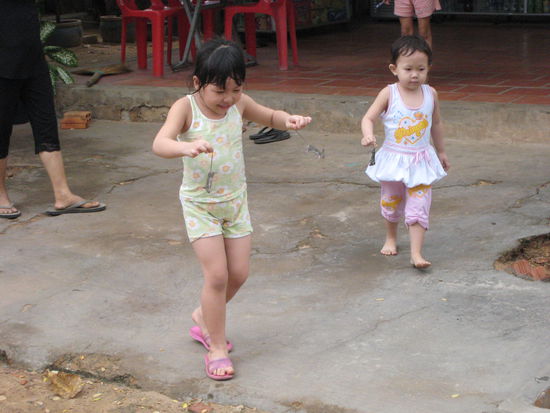 diese beiden kleinen haben zum spielen je ne maus - wer braucht schon playstation?!