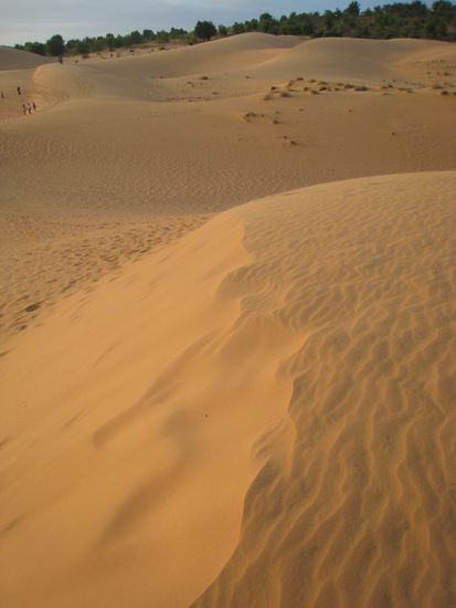 dieses einsam wirkende bild truegt. hinter mir stehen rund 100 menschen, bereit zur rutschpartie und 50 kinder, bereit zum geschaeftemachen.