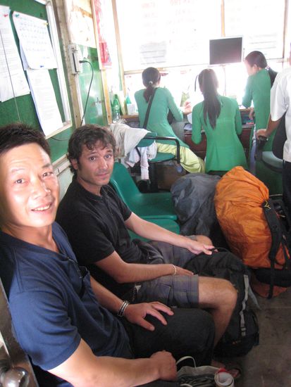 und man lernt als hilfloser backpacker inmitten von locals wieder nette vietnamesen kennen - wie Minh, der in kanada wohnt und uns (fuer alle faelle  mal seine handynummer gegeben hat.