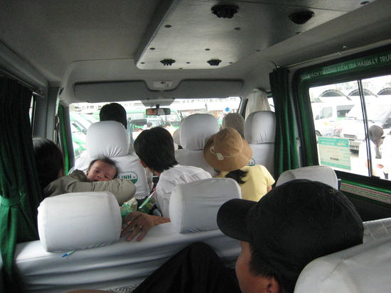 und eine busfahrt sieht nun (wenn's gut laeuft) wieder so aus, inklusive musikalische untermalung durch den gast links vorne auf dem arm.