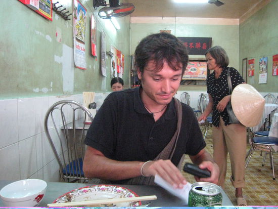 und ab jetzt sehen die restaurants im schnitt wieder so aus. doch es ist billig und lecker, was will man mehr.