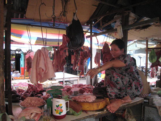 fleischangebot mittags um drei, nach stundenlangem liegen in der hitze.
na, herr marthe, das ist ein unterschied zur auslage der metzgerei in waldmoessingen, oder?! 
