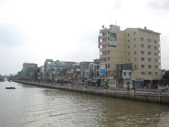 das grosse, schoene haus ist unser hotel - nicht dass daheim alle denken wir muessen ab jetzt unter bruecken schlafen  nun ja, die cham villas waren was anderes, doch wir haben hier unseren mitbewohner (kakerlake, aber ne ganz kleine...) wie einen alten freund begruesst.