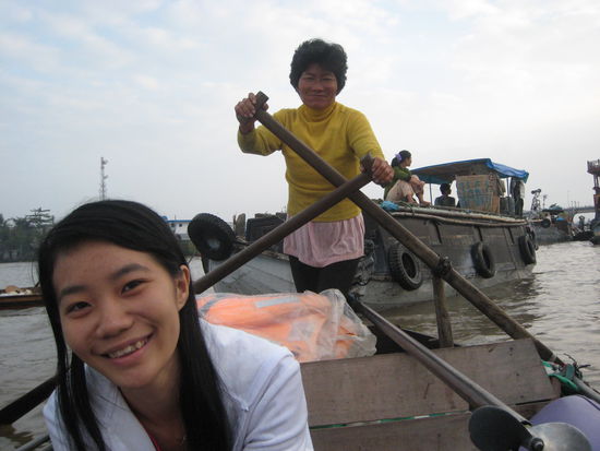 unser guide, eine 21 jaehrige studentin und deren "tante", die uns ruderte/den motor bediente