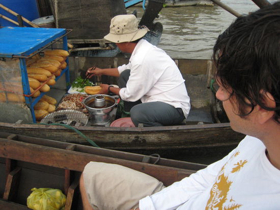 unser fruehstueck aus franzoesischem baguette (kolonialzeit kann auch gute seiten haben!), belegt mit schweinefleisch und sonstigem (nicht fragen). war lecker.