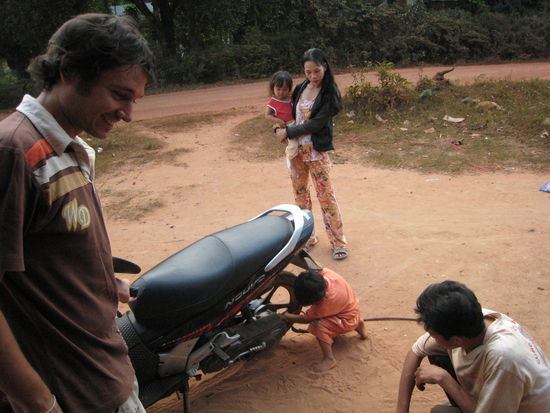 ach ja, nicht zu vergessen: vorher hatten wir noch einen platten schlauch im reifen. (wenn's kommt, dann dicke) 
anfangs versuchte der kleine knirps (!) noch, den reifen aufzupumpen (frueh uebt sich!), doch der schlauch war hin. warten in bruetender hitze...