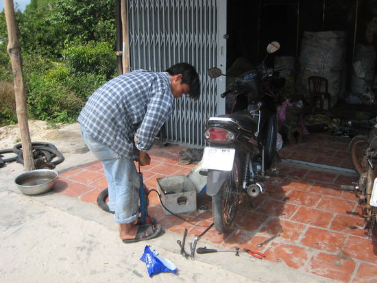 dritter tag, zweites moped, zweiter platter schlauch. NERV! mit handpumpe wird der neue schlauch aufgepumpt.