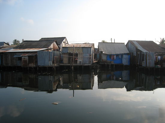 ausfahrt aus dem hafen entlang der fischerhaeuser