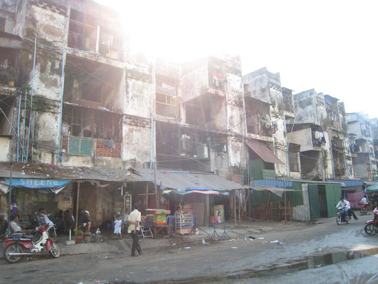 doch auch solche haeuserfassaden sieht man in pnom penh