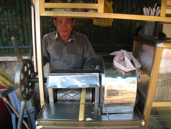 zur erfrischung gab's nen frisch gepressten zuckerrohrsaft