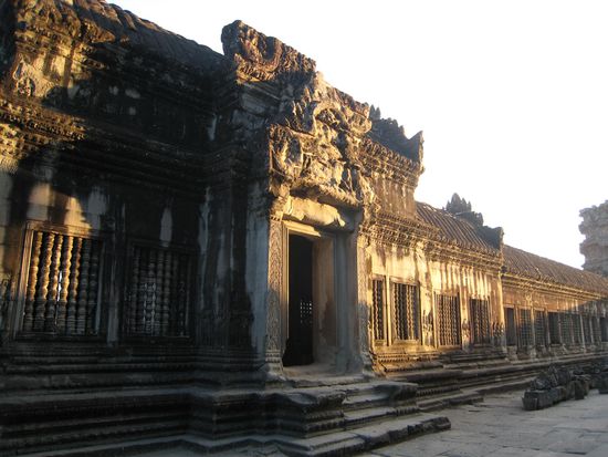 und blick von innen, waerend das streiflicht der morgensonne langsam ueber den tempel kriecht...