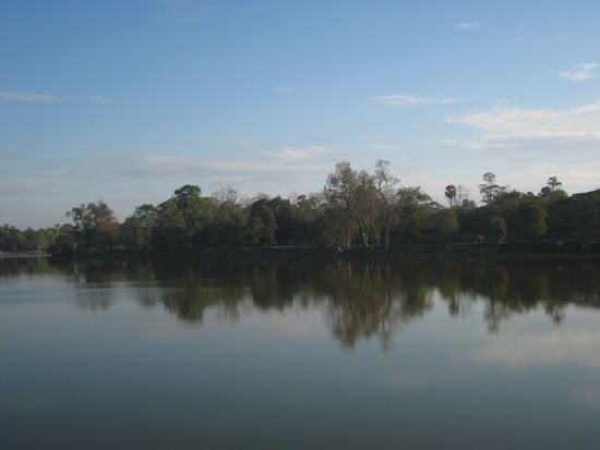 wunderbare wasserbecken umrahmen viele der tempel
