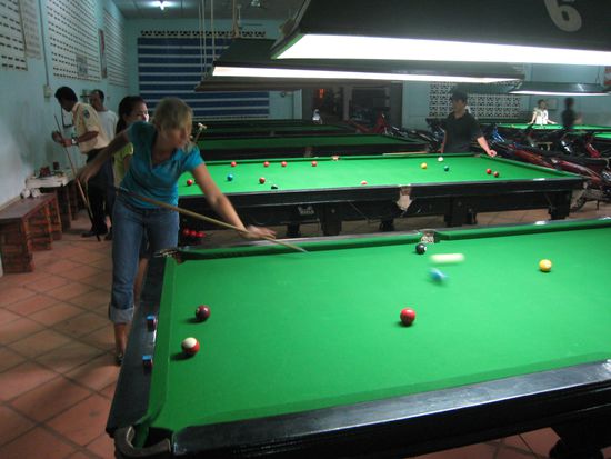 auch wenn wir uns in der profi-snooker-halle am einzigen winzigen pool-billard-tisch etwas amateurhaft fuehlten  wir bekamen gutgemeinte tipps von all den anderen spielern und waren die kleine attraktion der halle... (ungewollt...)