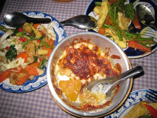 das gab's zur belohnung: kuerbis mit kaese ueberbacken, gemuese aus dem wok mit chili und knoblauch (klar!) und fisch mit bohnen und zuckerschoten. lecker!