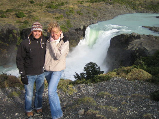...und unglaubliche wasserfaelle, wo sie keiner vermutet haette. hier sind wir bis zum ablegen des bootes noch kurz paar meter um die ecke gelaufen... und wie aus dem nichts war da dieser SO GEILE wasserfall!