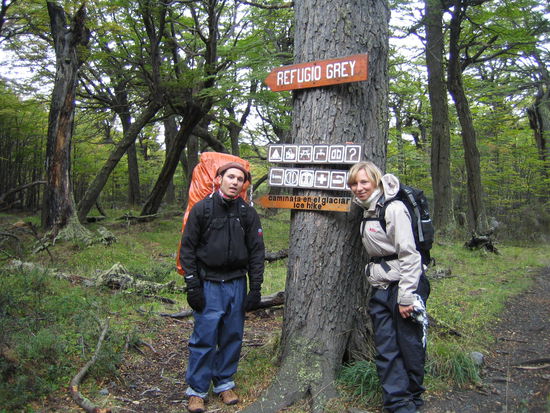 was ein geiles bild mit selbstausloeser... es spiegelt alles genau richtig wieder: kein bock mehr, endlich ankommen, jetzt will die auch noch so ein doofes foto mit dem schild machen, muss das sein, will was essen und ein bier...