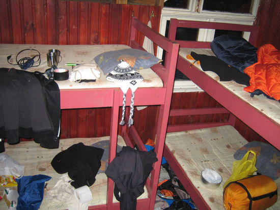 in den zimmern stehen jeweils 8 betten und ein bett kostet (ohne bettzeug und alles) unverschaemte 25 us-dollar. in der ersten ancht war noch ein chinesisches paar mit komischem geruch im zimmer, die sich stundenlang selbst gefilmt und interviewt haben. und in der zweiten nacht konnten wir uns so richtig ausbreiten.
der chinese schlief in der ersten nacht die erste stunde auf dem bauch, aufgestuetzt auf seine ellbogen. damit seine haare trocknen, ohne dass die frisur gleich wieder zerstoert ist... (hat er mir dann erklaert...) andere laender, andere sitten... (hab mich nicht getraut ein bild zu machen...)