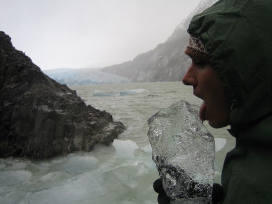 nun gut, unseren chilenischen pisco hatten wir nicht dabei um ihn mit 10.000 jahre altem eis zu trinken, doch zumindest probieren mussten wir das eis!