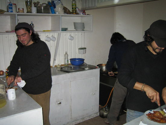 uns wurde im vorfeld gesagt, dass die betreiber der refugios knurrige, verschrobene typen waeren, die keinen spass verstehen, wo man um jeden topf in der kueche betteln muss etc.
das war nun die truppe: in der nachsaison zu viert. ja, zugegeben, sie waren am ersten abend sehr wortkarg, haben uns ewig warten lassen bis wir endlich in der kueche unsere spaghetti machen konnten (alle anderen haben sich von ihnen mir menue bekochen lassen, aber wir sind ja schwaben...). am zweiten abend dann, nach kleinem smalltalk den tag ueber und vielem netten laecheln meinerseits..., haben chris und ich umsonst gegessen, wofuer die anderen bezahlt haben... carlos, links im bild, arbeitet bereits seit 11 jahren hier oben, fern ab von jeglicher zivilisation. da muss man schon ein wenig ein einsiedler sein...