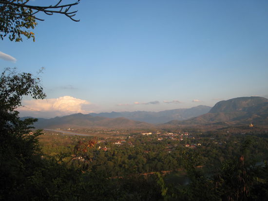 wunderschoener blick vom berg "phousie" (heisst echt so)