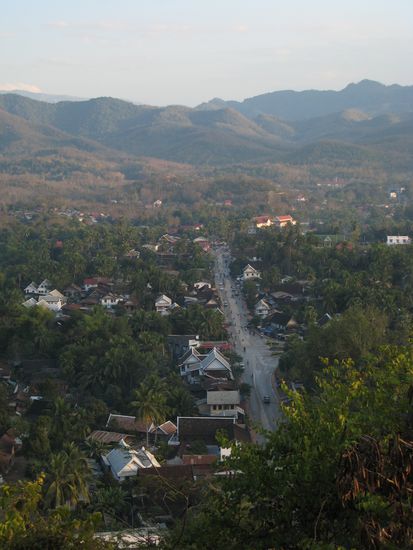 und auf die strasse mit unserem 2. guesthouse, in das wir gewechselt haben nachdem wir nochmals gesucht haben