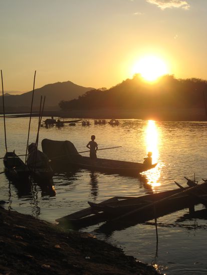 die beiden kinder suchen die letzten fische...