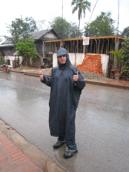 gut, dass uns auf bali einer seinen poncho geschenkt hat, um den wir uns jetzt fast streiten. roland, warum bist du denn mit deinem WM-cape noch nicht da?! das waere definitiv NOCH huebscher.