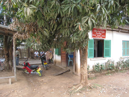polizeistation, in der grad boule gespielt wird. es scheint hier friedlich zu sein