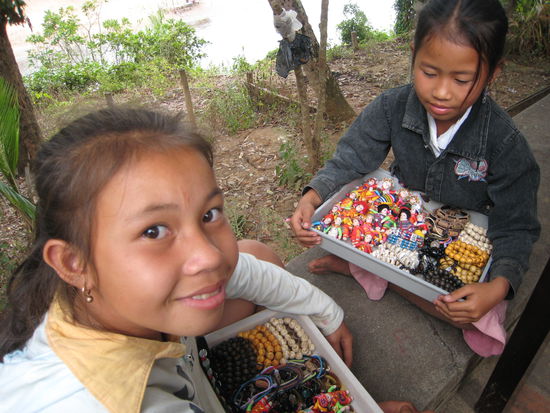fachfrauen im schmuckgewerbe. wollten chris so ein pueppchen als schluesselanhaenger andrehen...